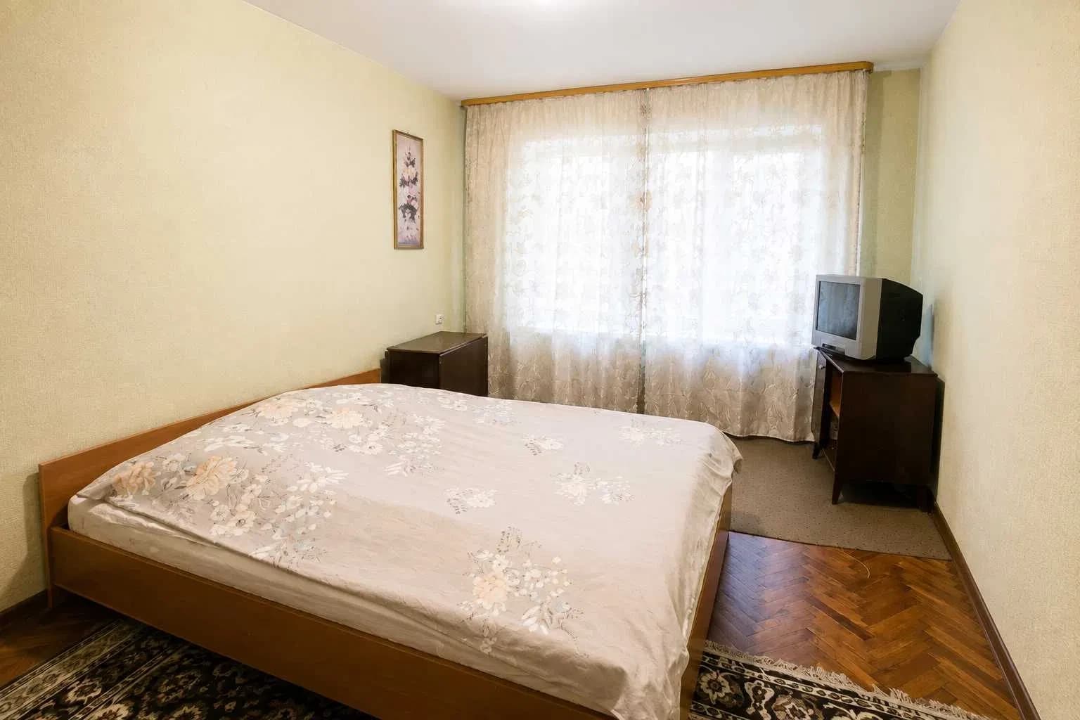 2-кімнатна квартира, Бровари: погріб у дворі, центр міста - фото 1