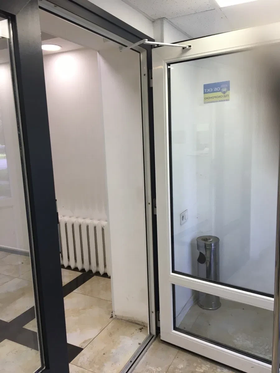 Приміщення, Комунарський: фасадна видимість, високий пішохідний трафік