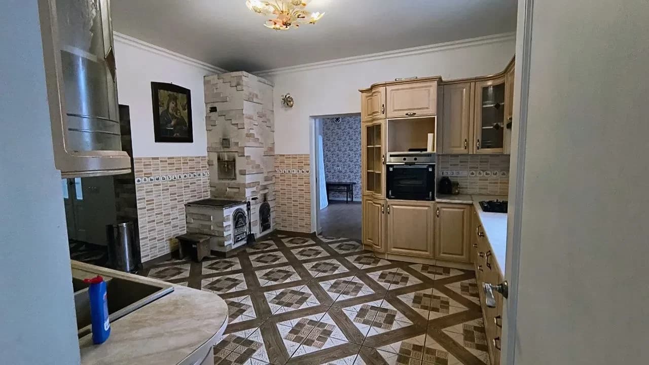 Будинок, Супранівка: власне бомбосховище, школа за парканом - фото 3