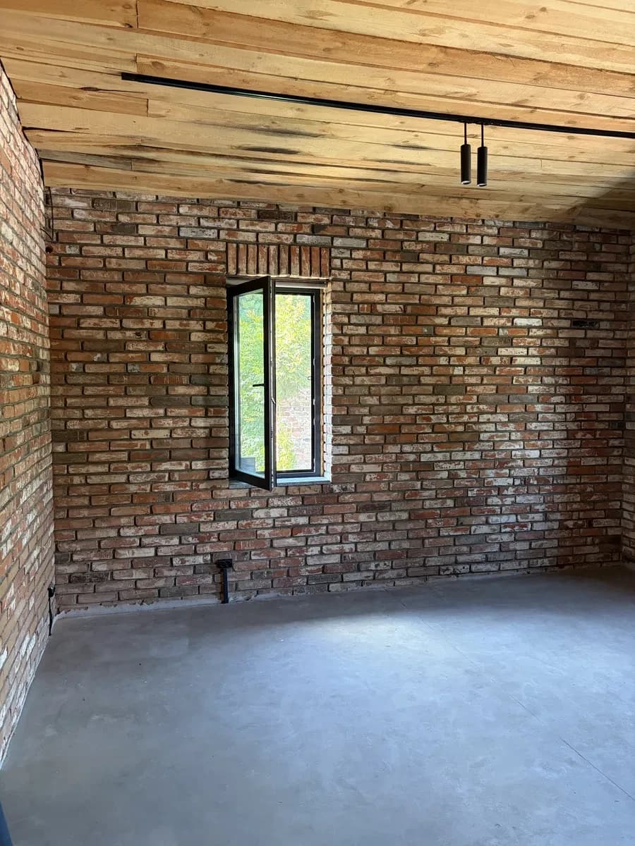 Приміщення у центрі: тераса 80 м², камін на дровах