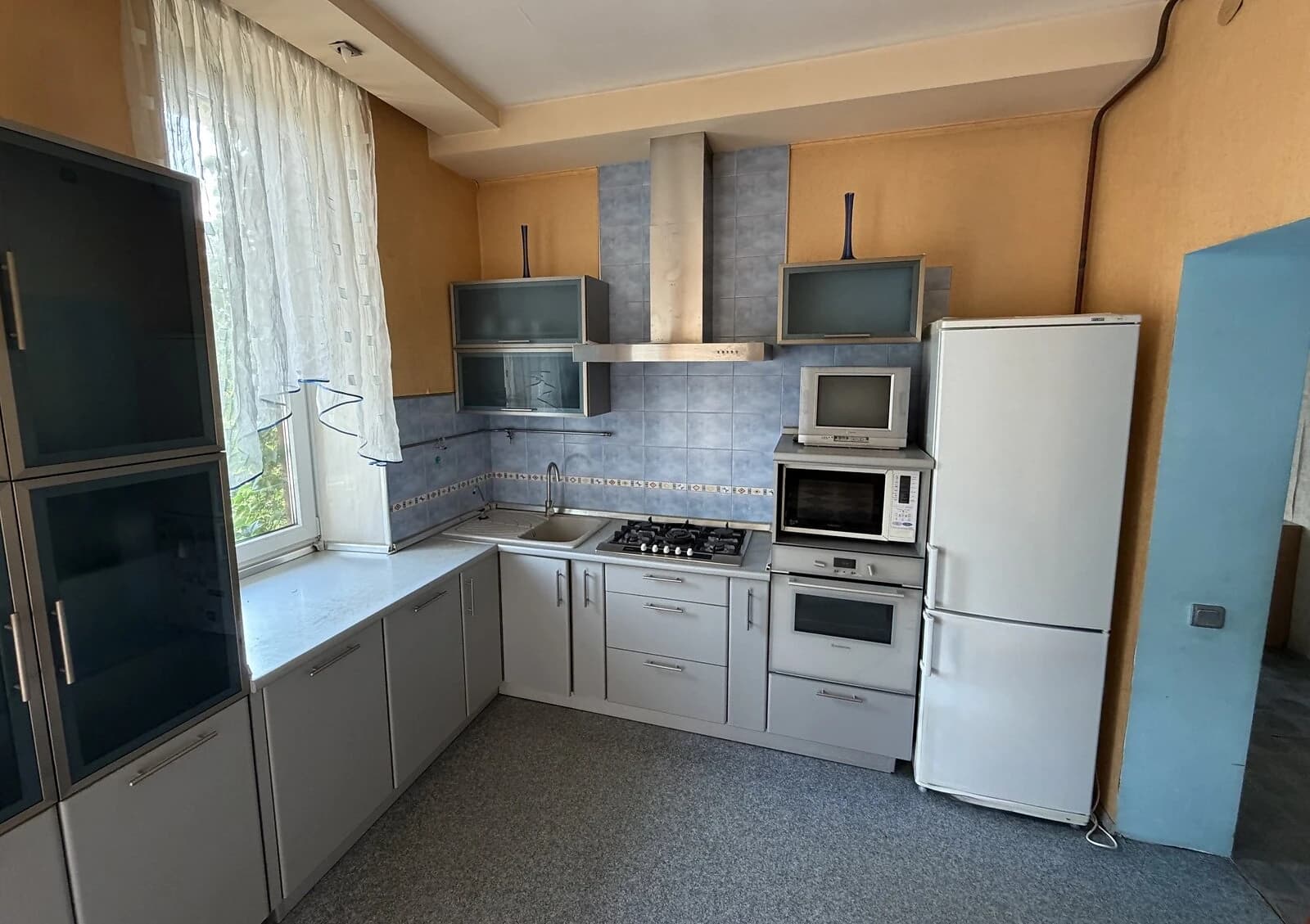 4-кімнатна квартира, Парк Шевченка: сталінка, еркер, стелі 3.1 м - фото 2