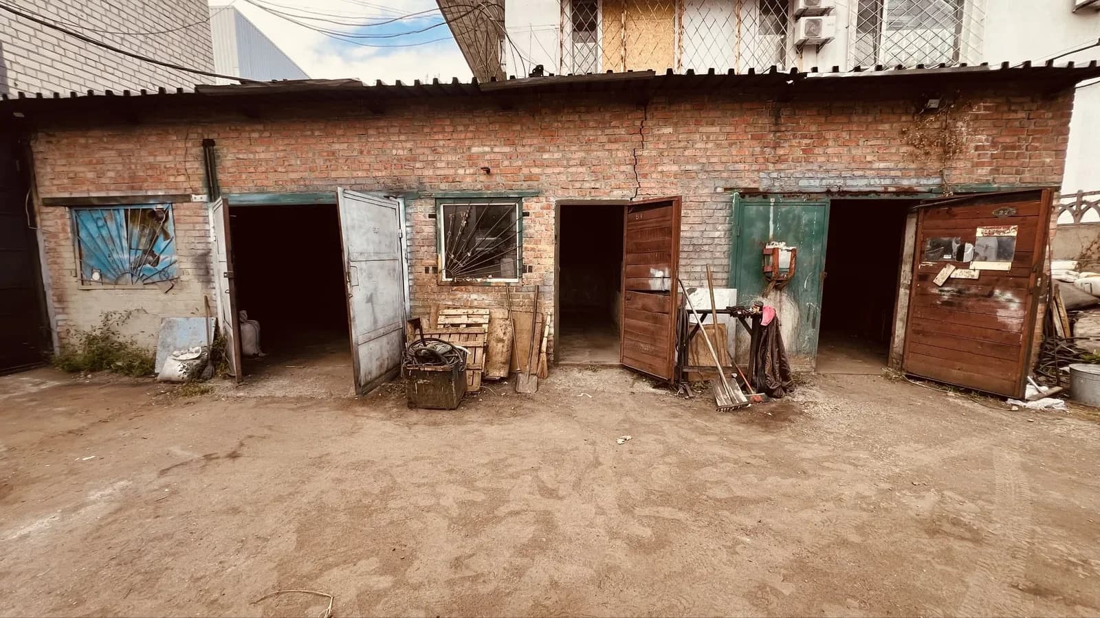 Приміщення, Черкаси: два гаражі, закрита територія, 220/380 В