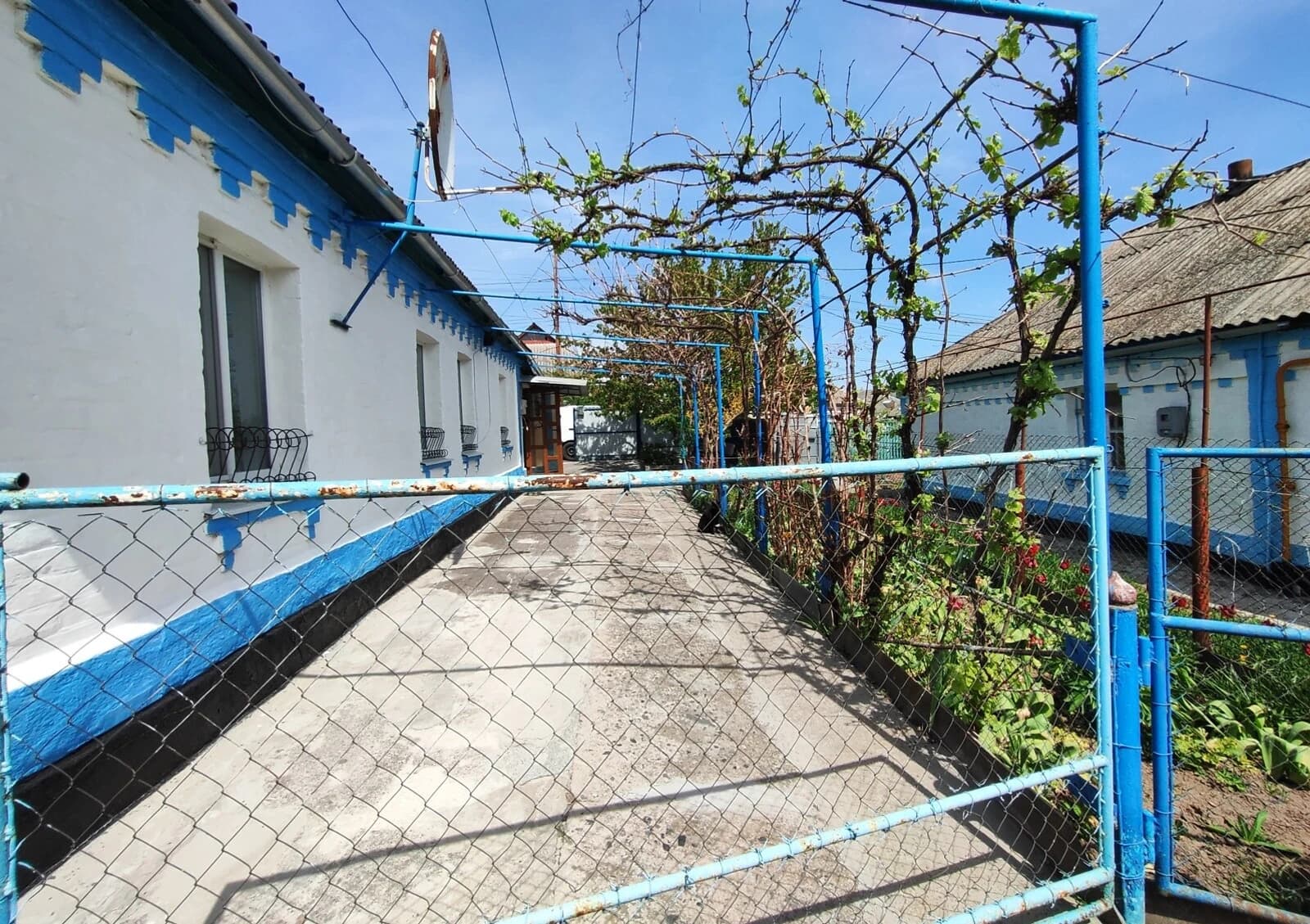 Будинок, Тальне: струмок, сад і пергола - фото 3