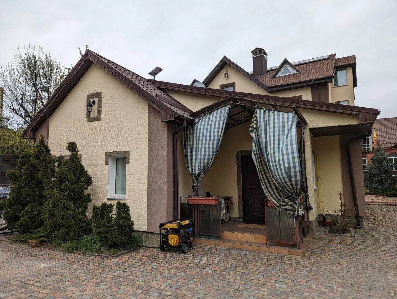 Будинок, Дарницький: євроремонт, опалення та вода без світла