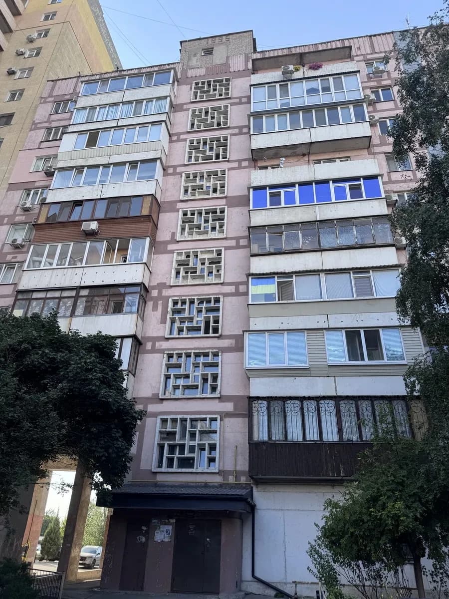 3-кімнатна квартира, Дніпровський: житловий стан, засклений балкон, торг
