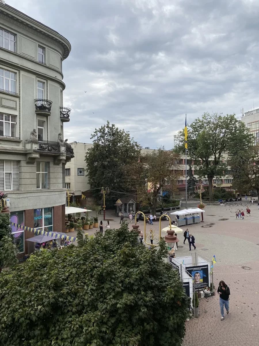 Офіс, Івано-Франківськ: два кабінети, вигляд на Стометрівку