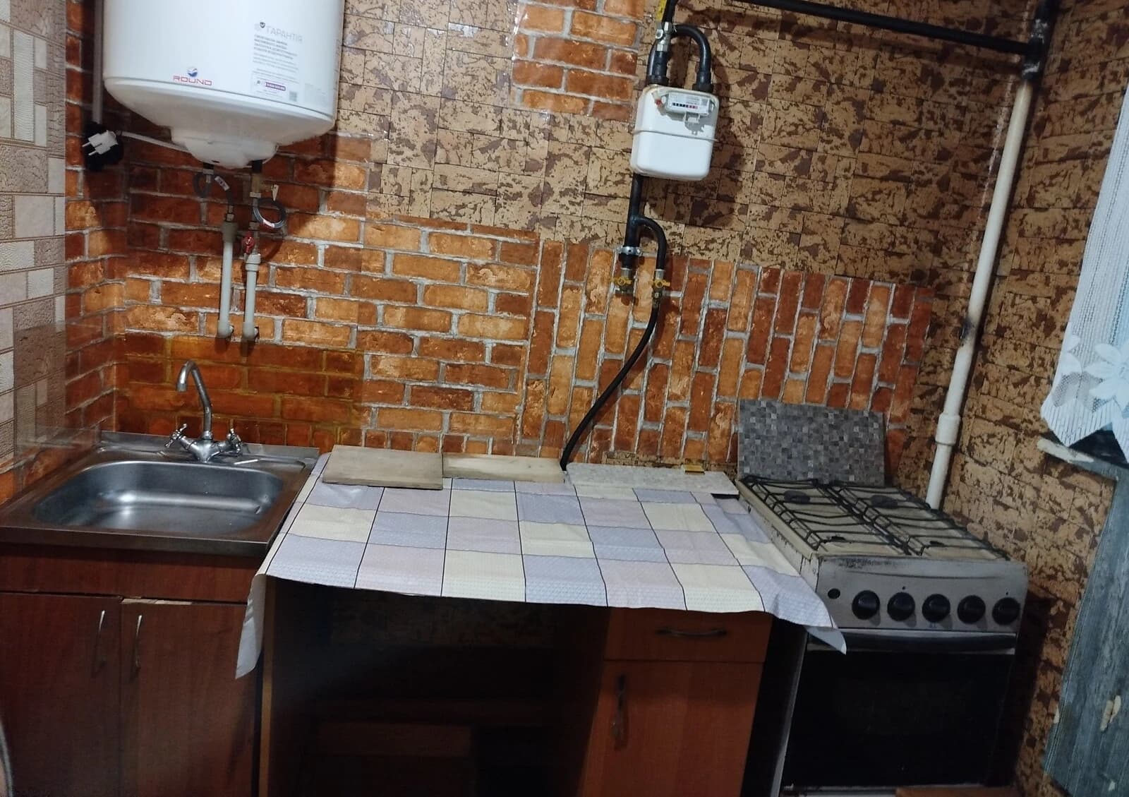 1-кімнатна квартира, Смолянка: цегляні стіни, газова плита - фото 4