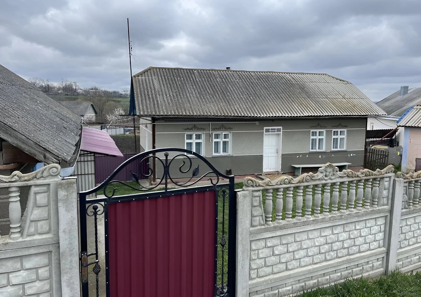 Будинок, Іванківці: цегляний, сад і госпбудівлі - фото 1