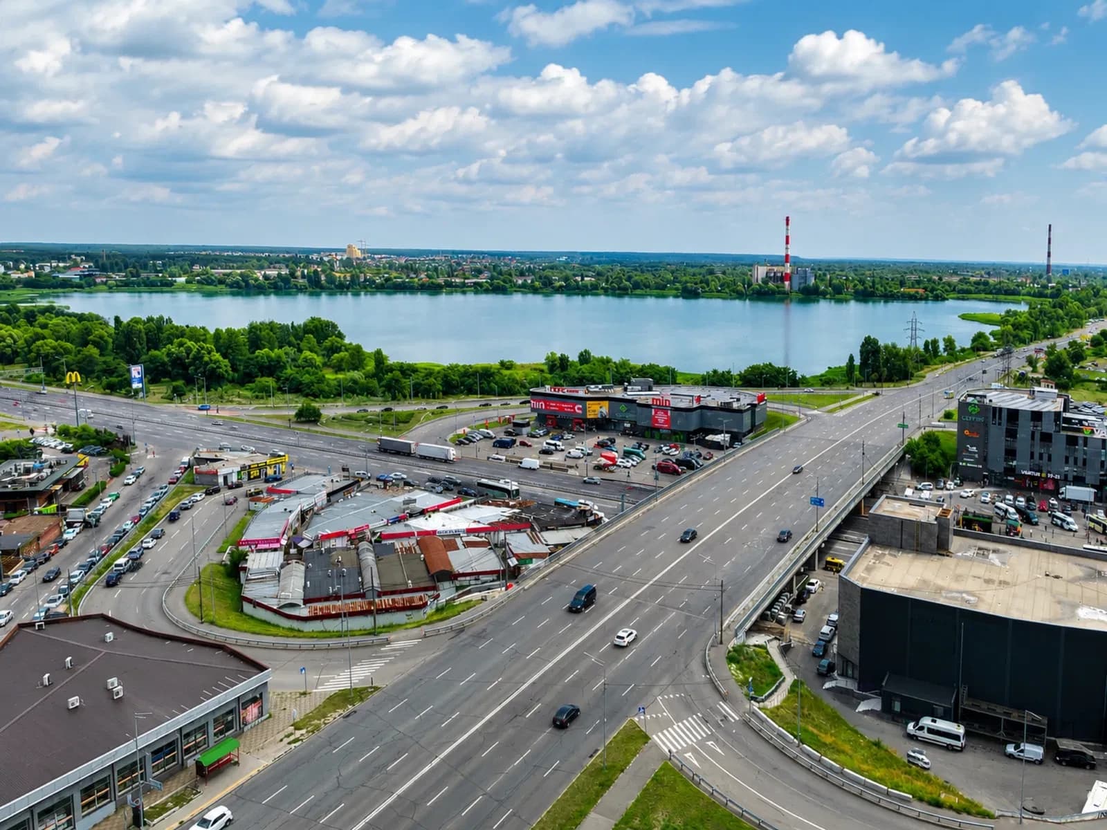 1-кімнатна квартира у ЖК Лебединий: метро Харківська, генератор