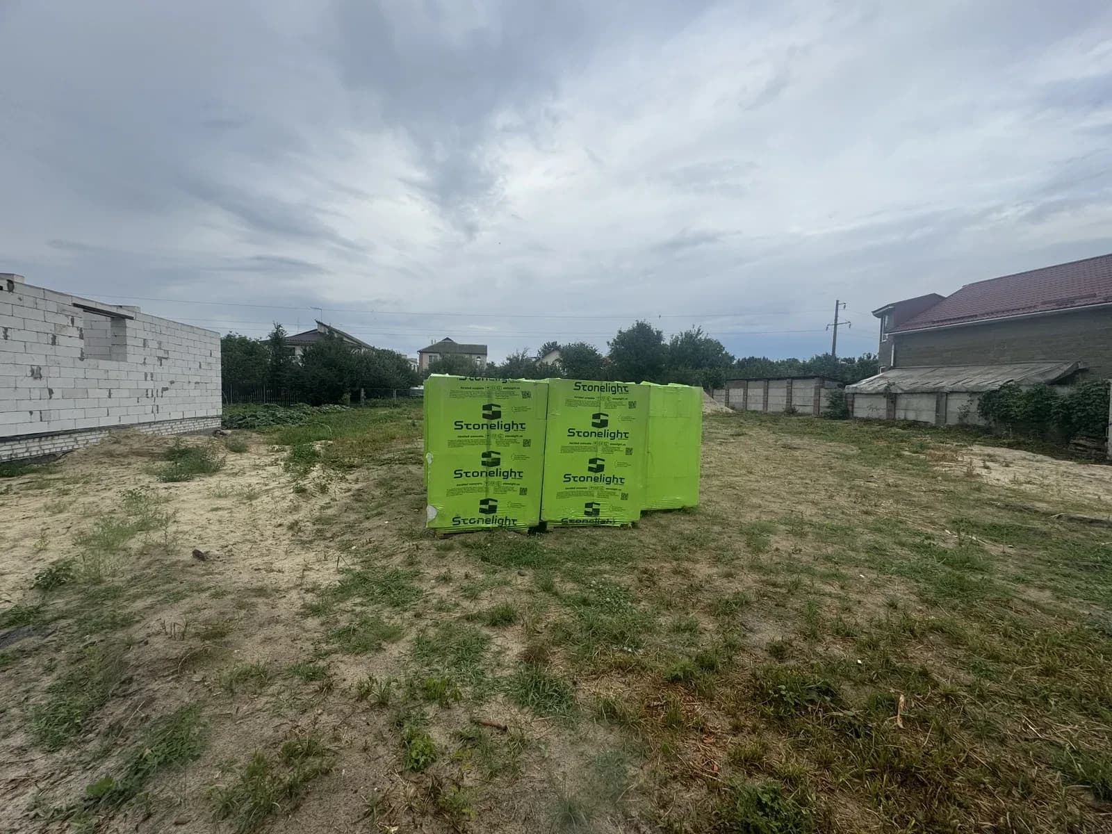 Ділянка 10 соток, Бровари: світло на ділянці, газоблок, вагончик - фото 5