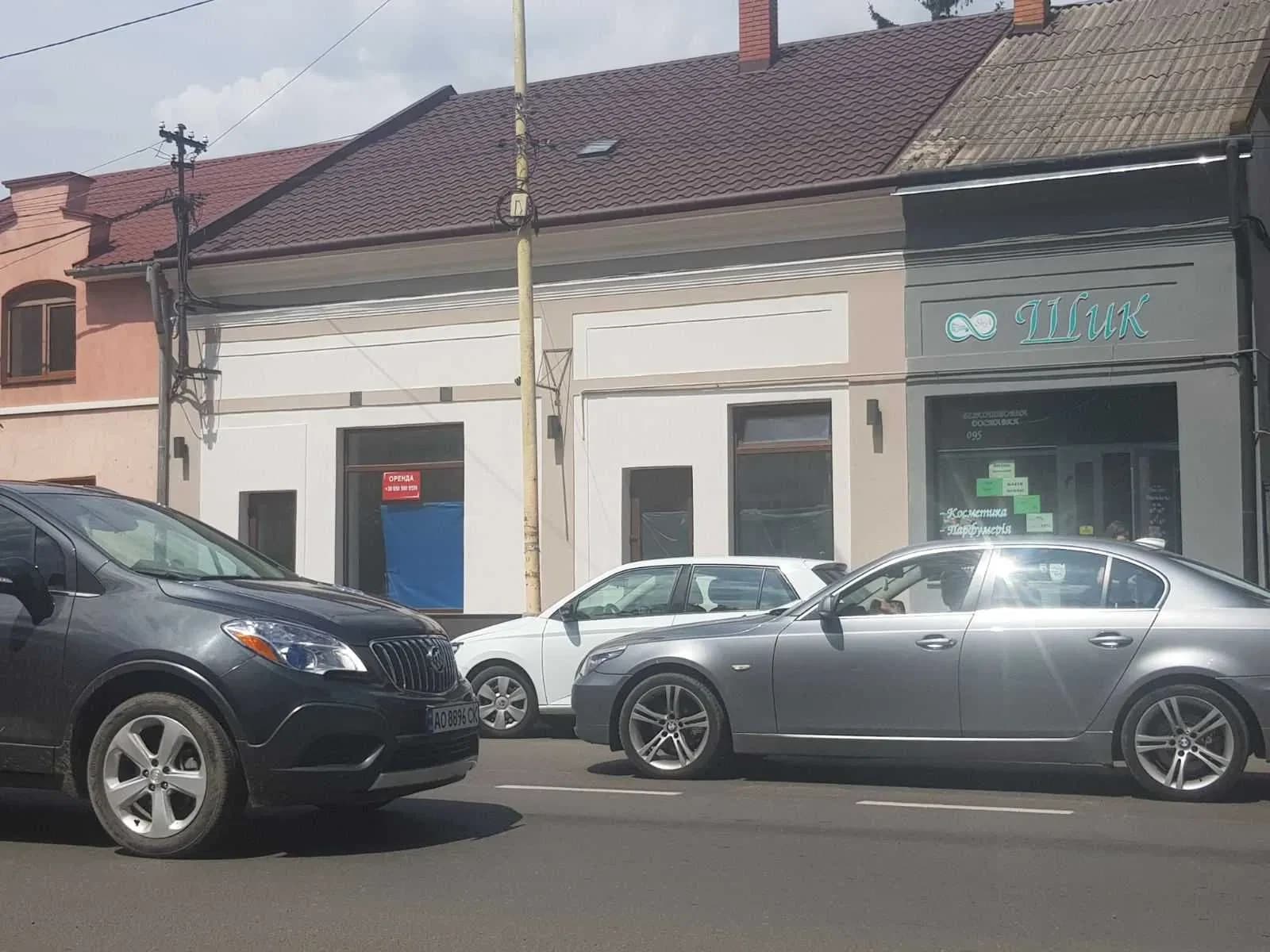 Магазин, Ужгород: у центрі, фасад, панорамні вікна - фото 1