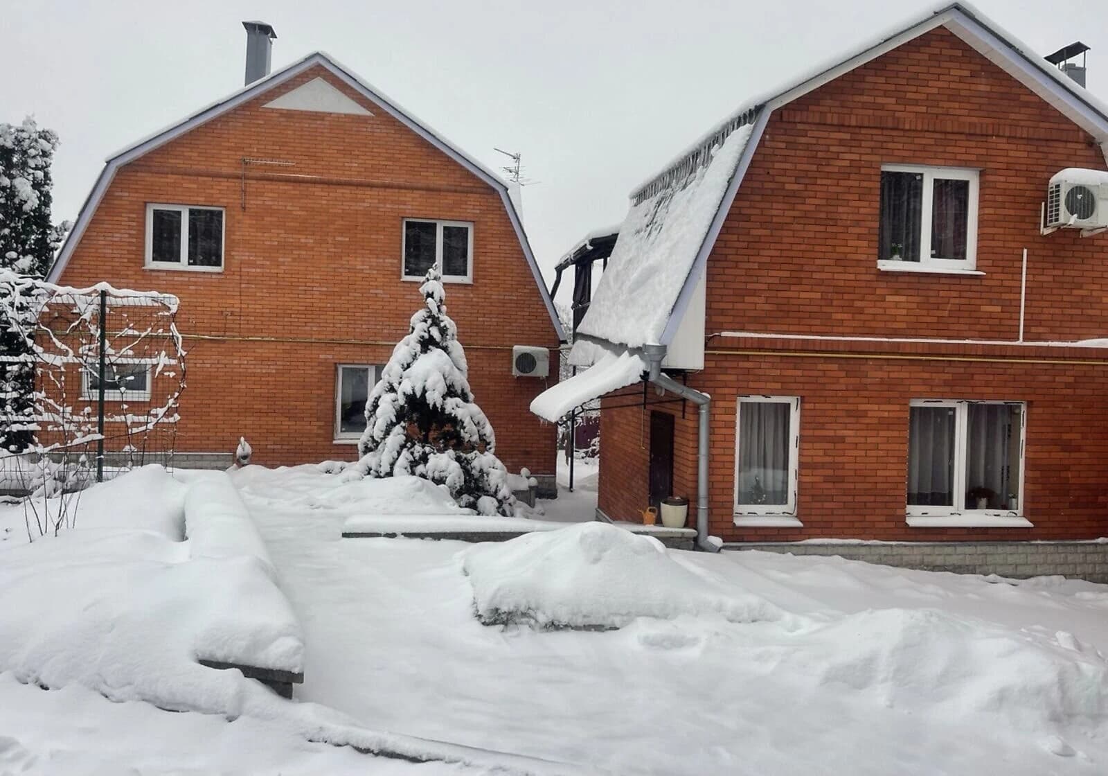 Будинок, Лісне: бесідка, підвал гаража, літня кухня