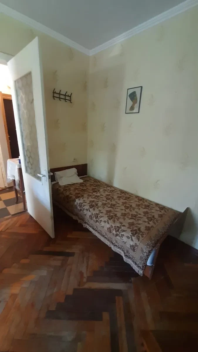 1-кімнатна квартира, Подільський: житловий стан, холодильник, диван - фото 4