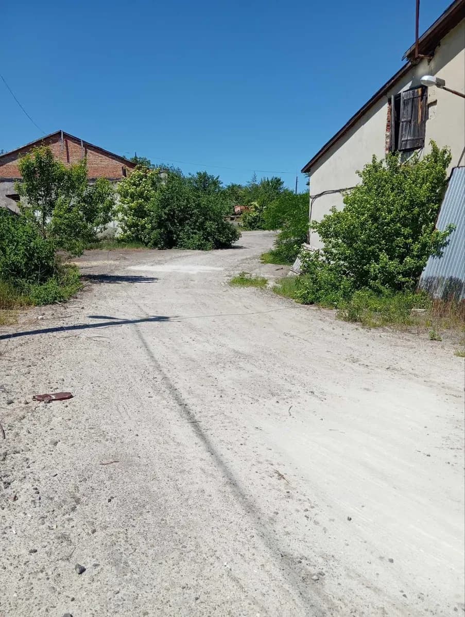 Комплекс нежитлових будівель, Винники: виїзд на М-06, огороджена територія - фото 2
