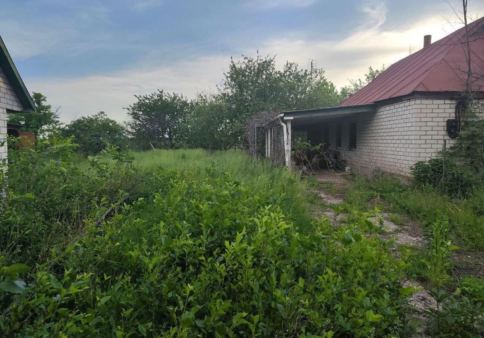 Дача, Гориславці: цегляні стіни, централізоване опалення