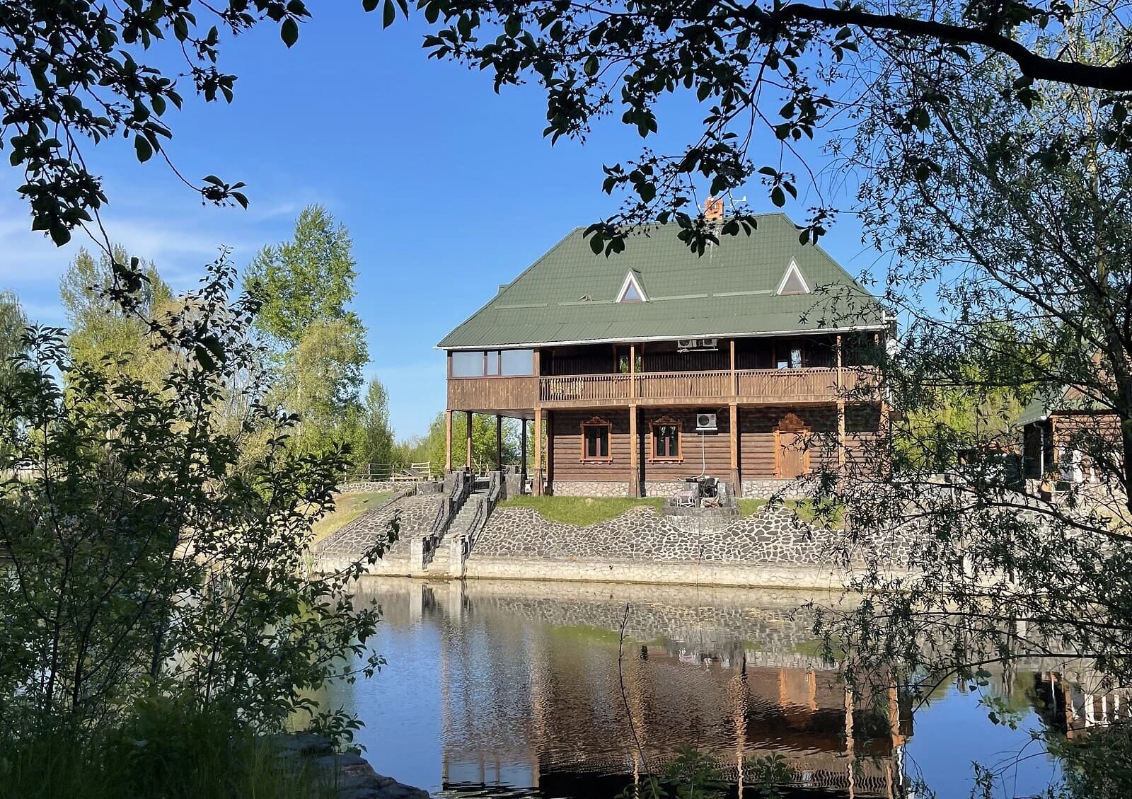 Будинок, Гнідин: басейн, природне озеро, бесідка