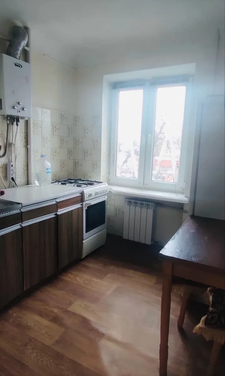 1-кімнатна квартира, район автовокзалу: працює опалення, меблі