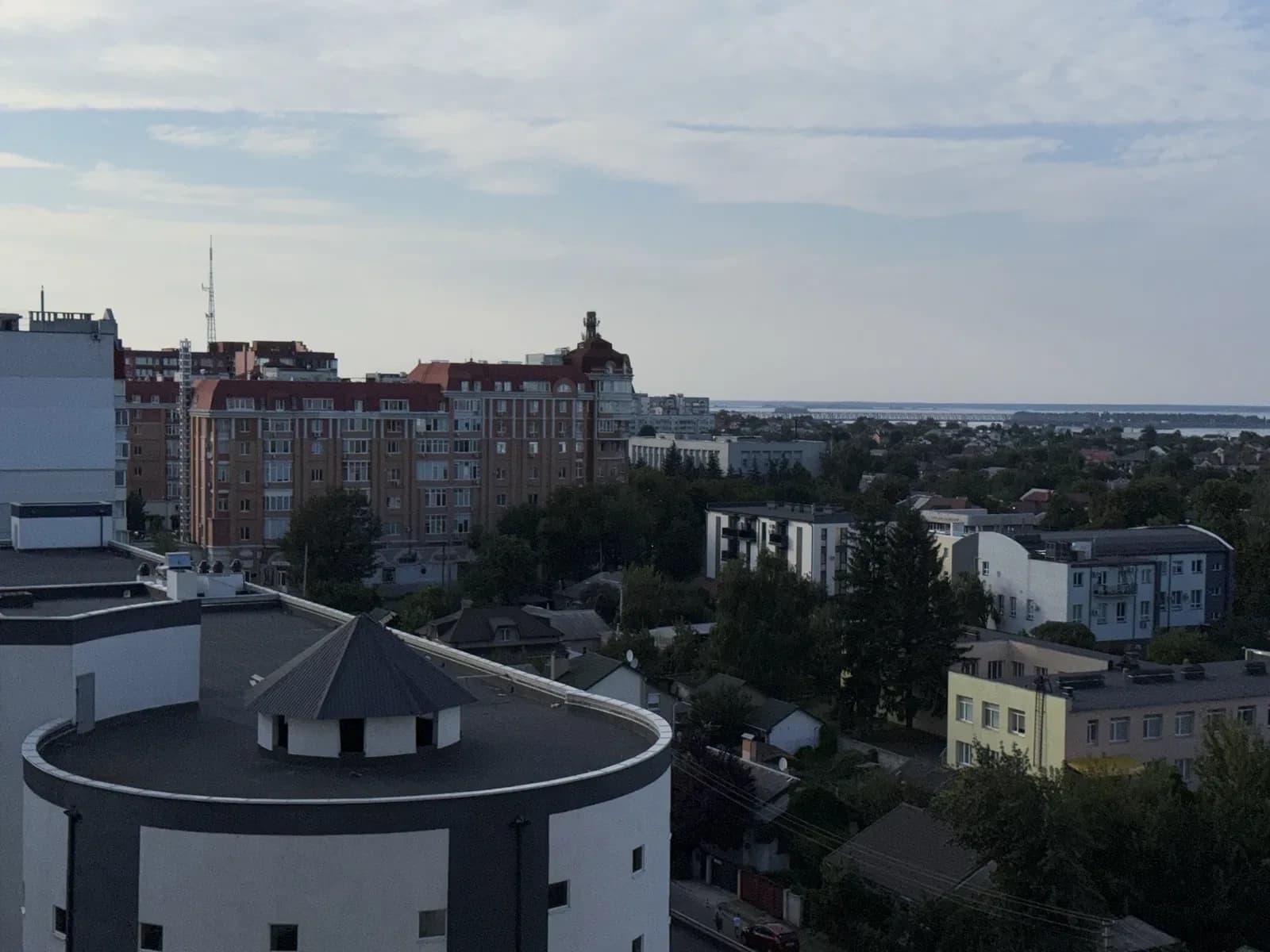 3-кімнатна квартира, Черкаси: вид на Дніпро, дві лоджії, паркінг - фото 2