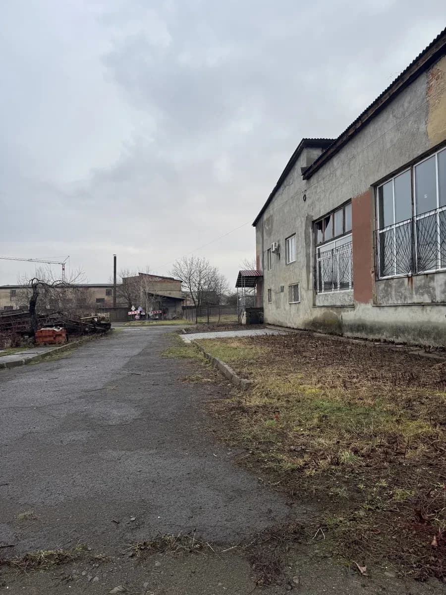 Цех, Мукачево: окрема будівля, офісні приміщення 600 м²