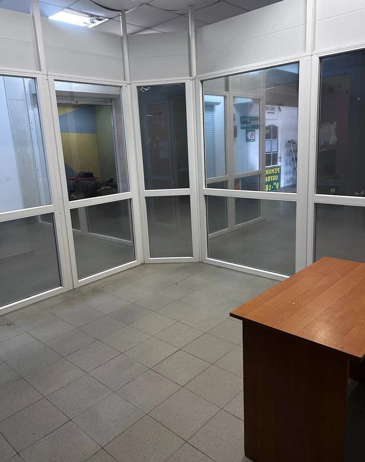 Комерційне приміщення, Жмеринка: високі стелі, торгово-офісний центр