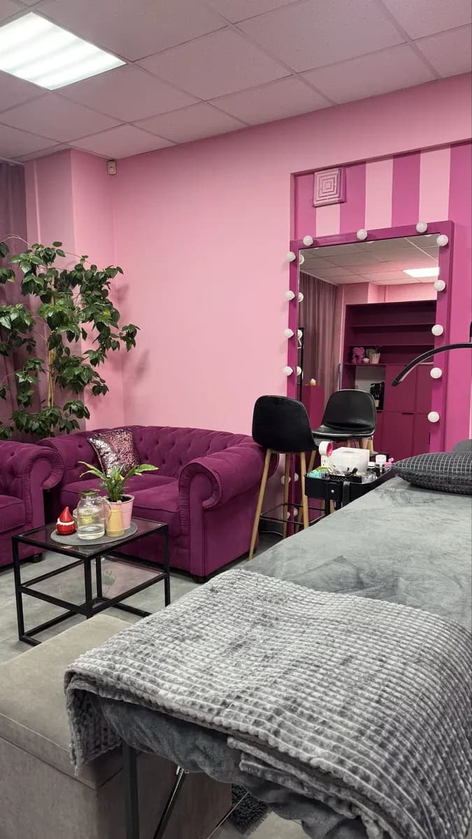 Місце за кушеткою у студії краси: дзеркало, без комісії