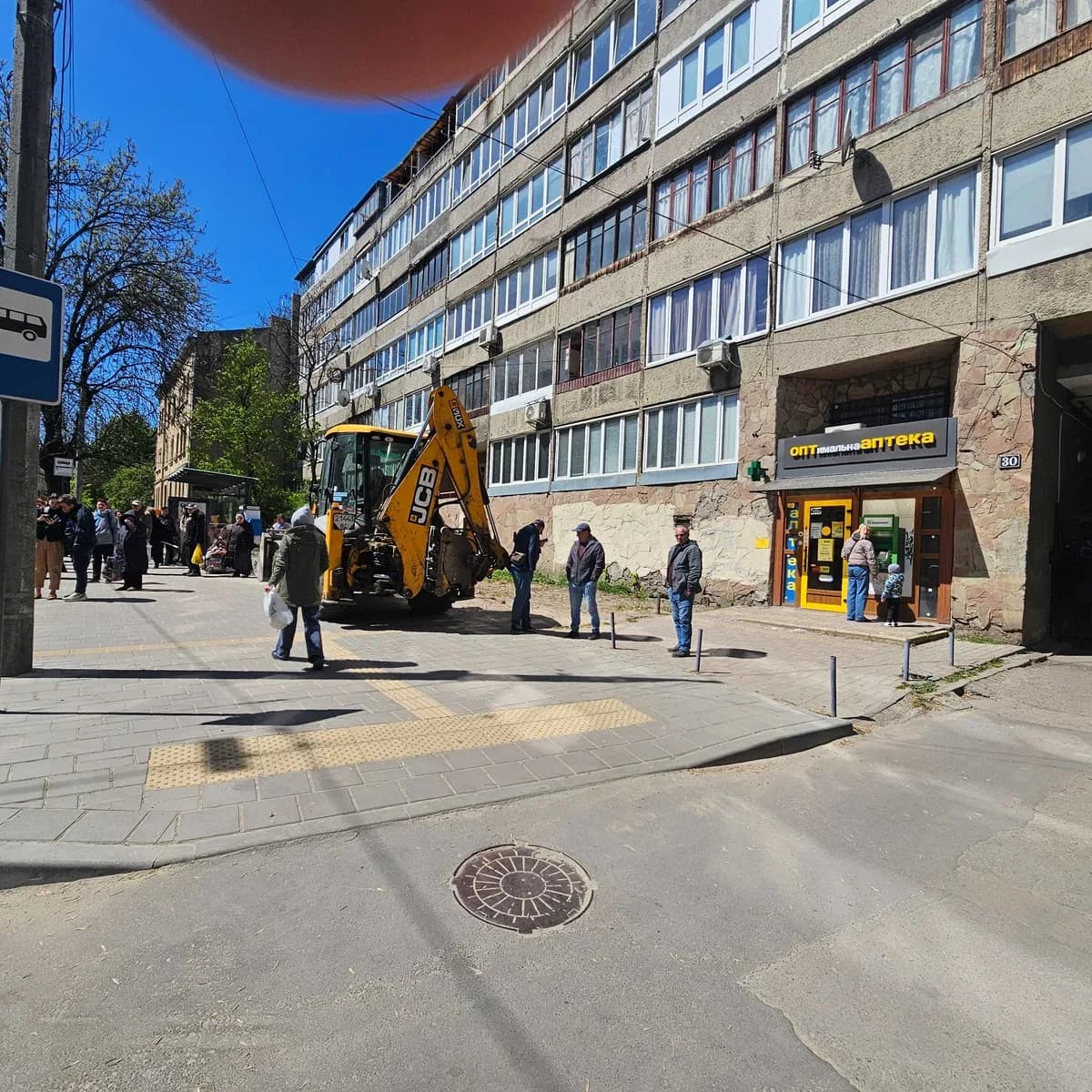 Магазин, Франківський: фасадне, на зупинці - фото 1