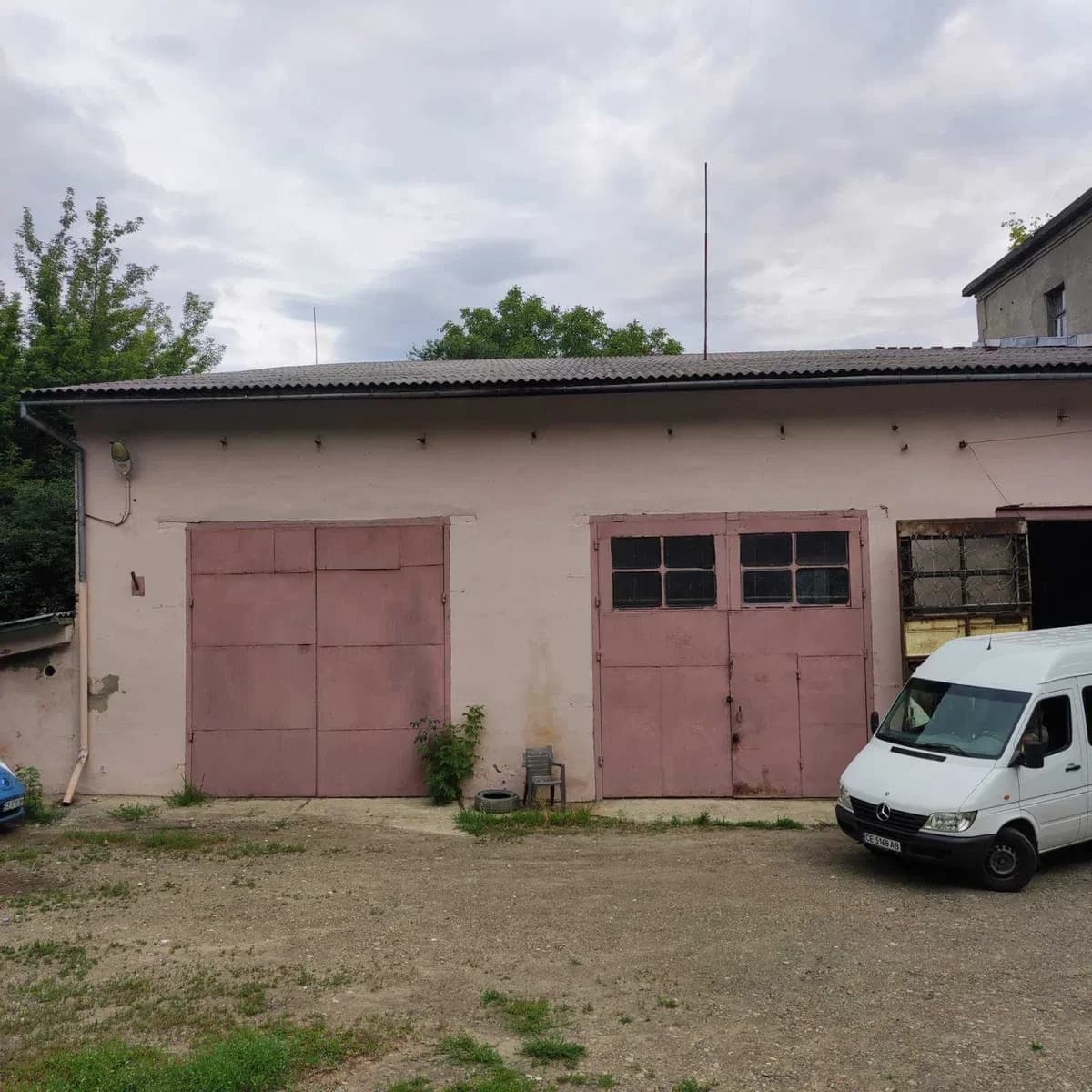 Приміщення у Чернівцях: окрема будівля, частина в оренді - фото 2