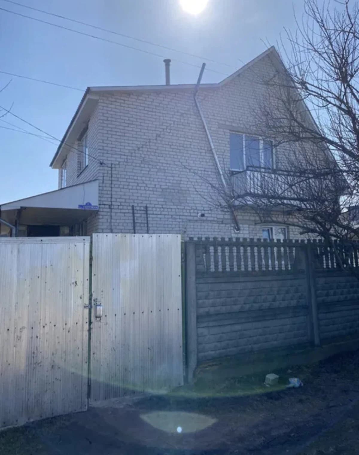 Будинок, Савин: гараж, господарські будівлі, цегляні стіни - фото 1