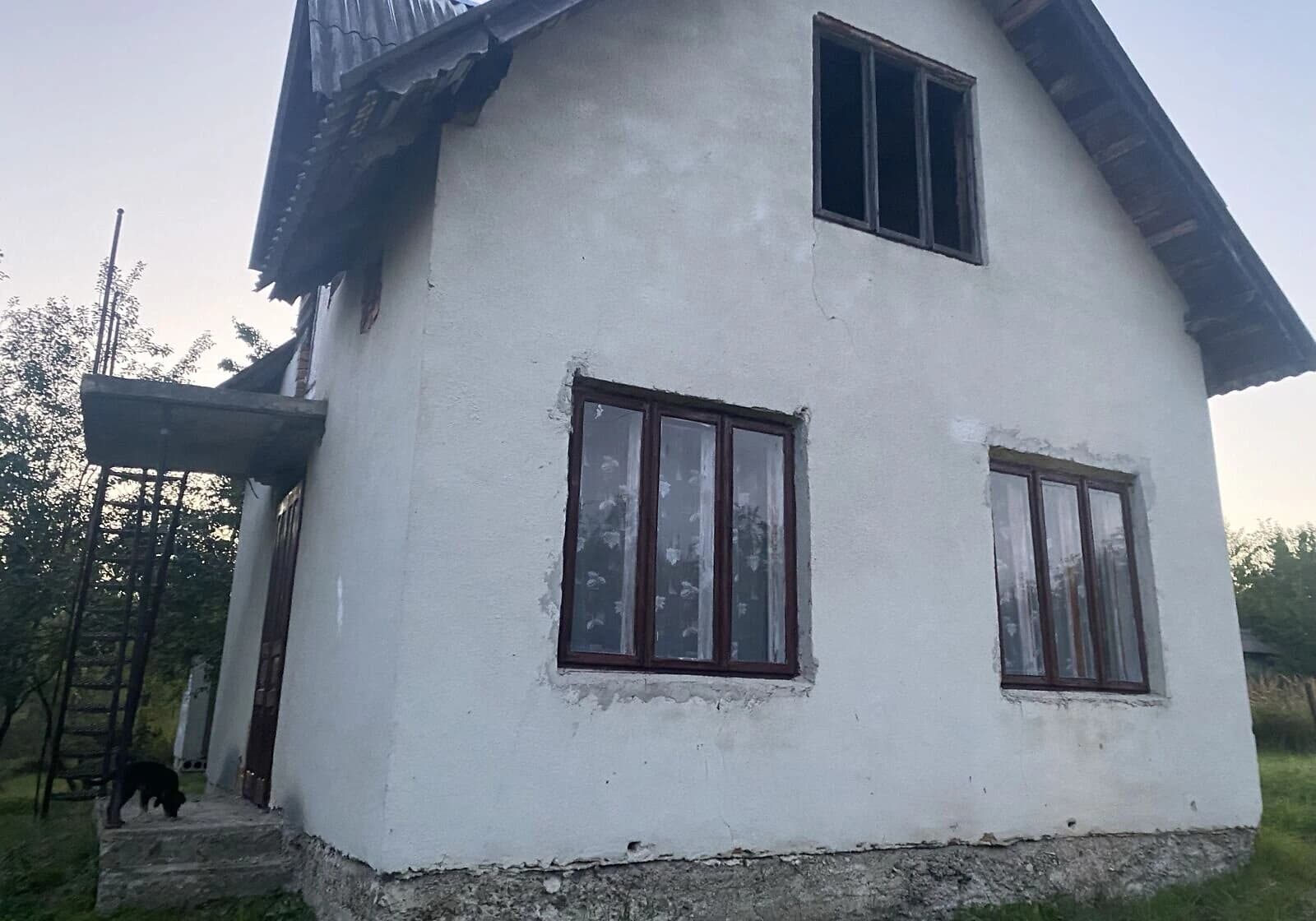 Дача, Воля-Довголуцька: цегляні стіни, централізоване опалення
