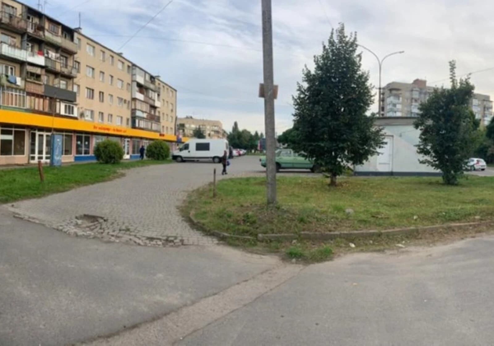 Комерційне приміщення, П'яний базар: цокольний поверх, рампа - фото 1
