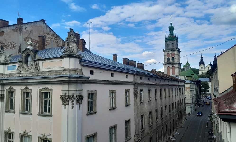 3-кімнатна квартира, Галицький: вид із п'яти вікон і балкона, новий дах - фото 3