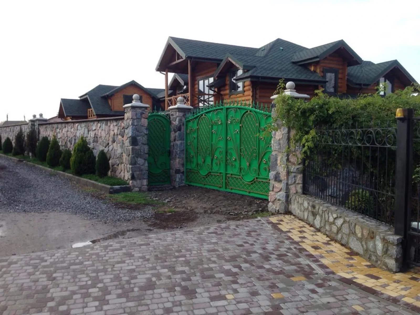 Комплекс будинків, Миргород: три деревʼяні будинки, баня - фото 1