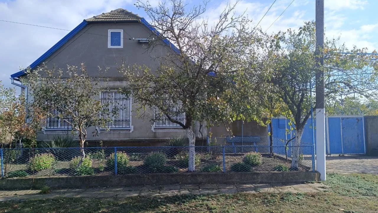 Будинок, Татарбунари: два гаражі, парове опалення, сад