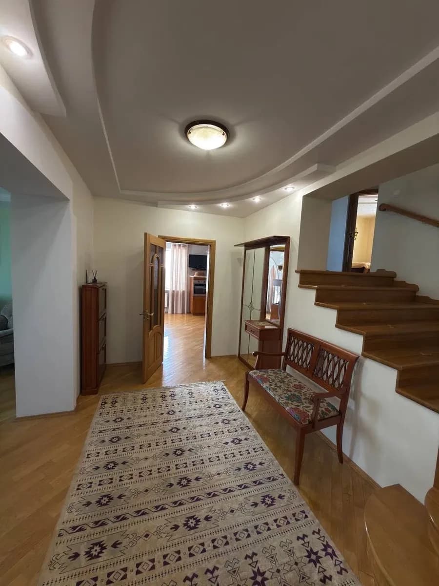 5-кімнатна квартира, Луцьк: 6-8 осіб, інфрачервона сауна, гараж - фото 1
