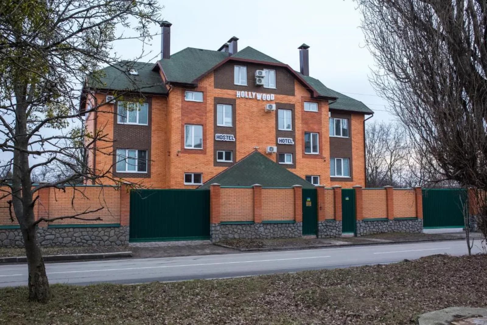 Універсальна будівля, Половки: 7 кімнат і 10 номерів, 2 гаражі