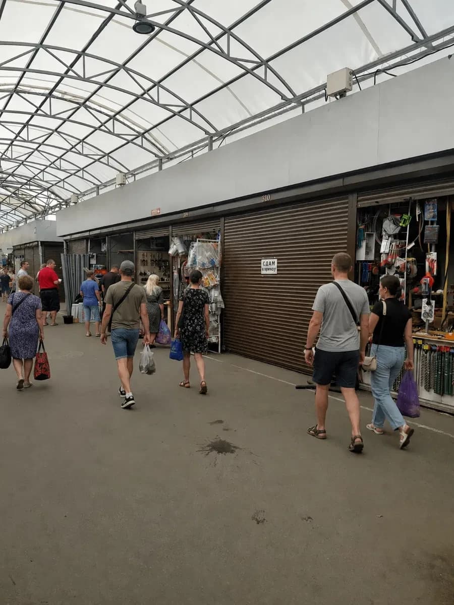 Магазин, Центральний ринок: контейнер, дуже прохідне місце - фото 1