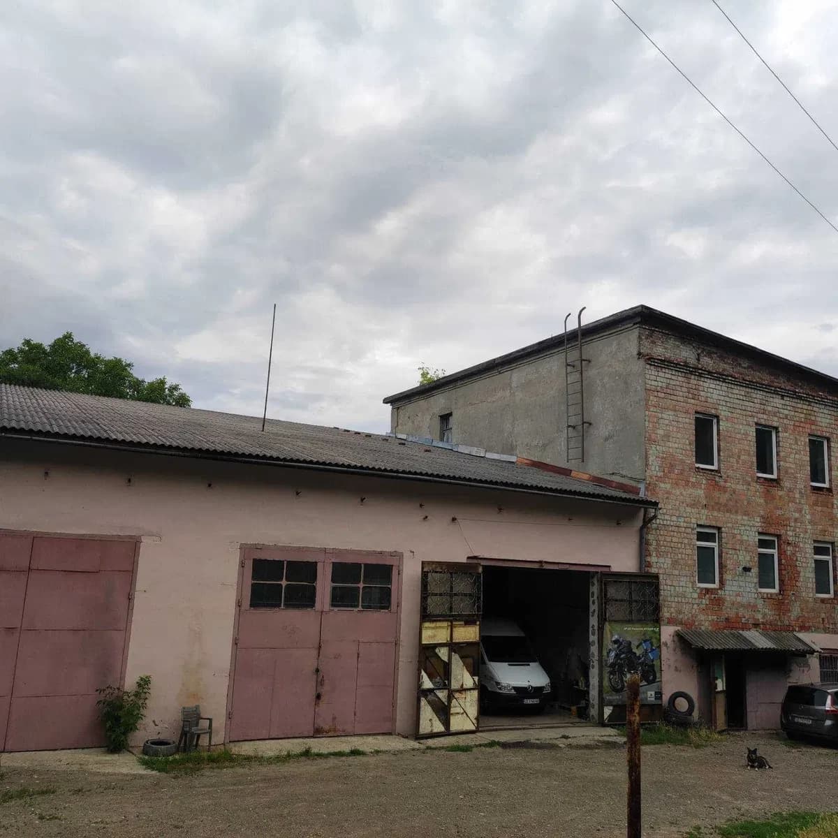 Приміщення у Чернівцях: окрема будівля, частина в оренді - фото 1