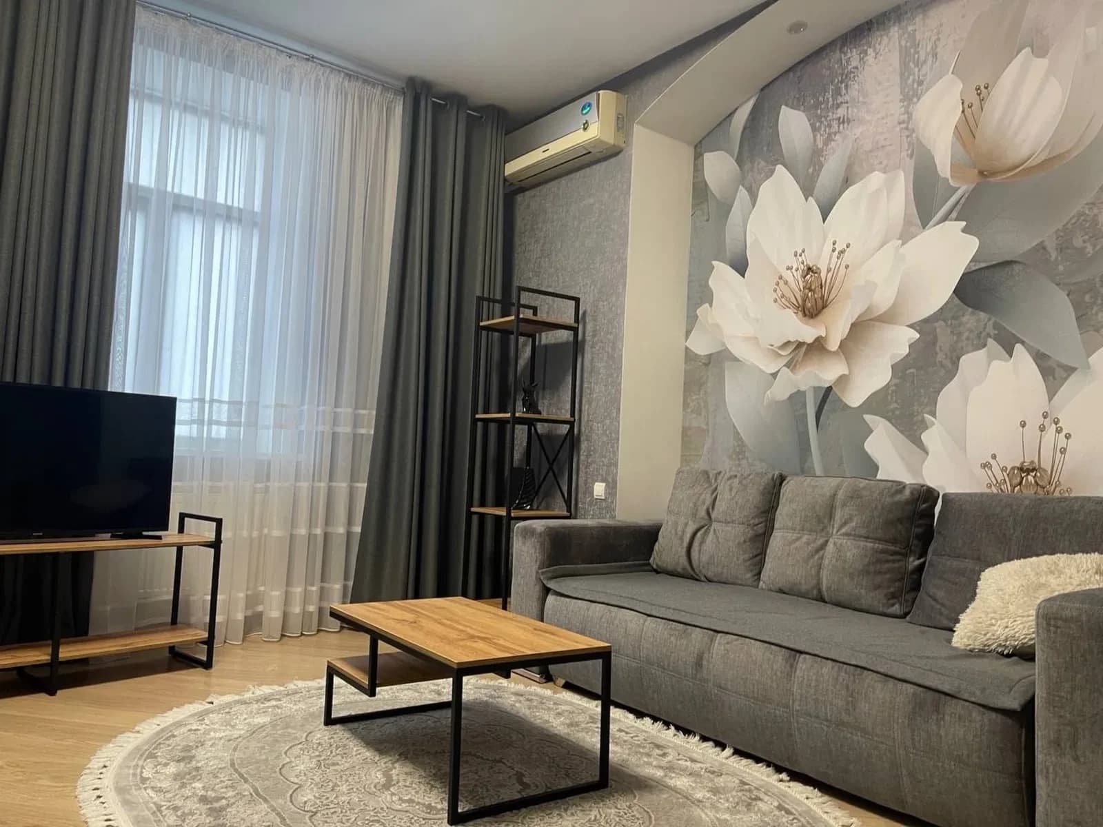 2-кімнатна квартира, Центральний: кухня-вітальня 32 м², вид на Соборну