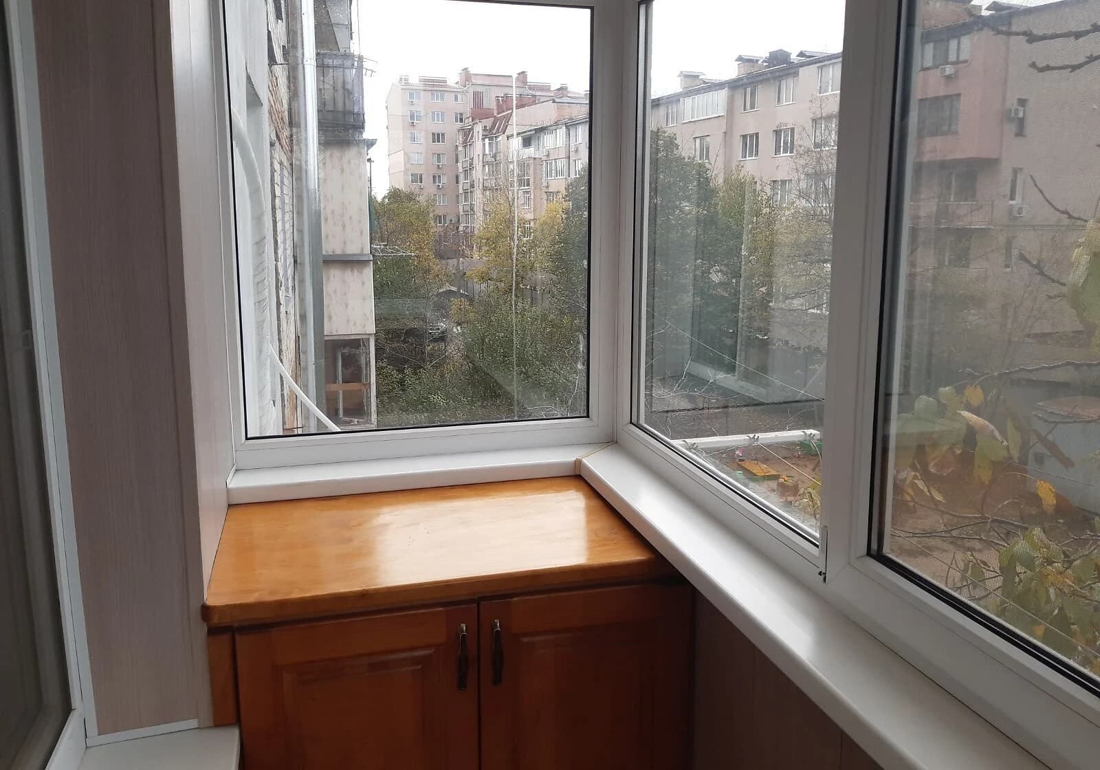 2-кімнатна квартира, Заводський: косметичний ремонт, цегляні стіни