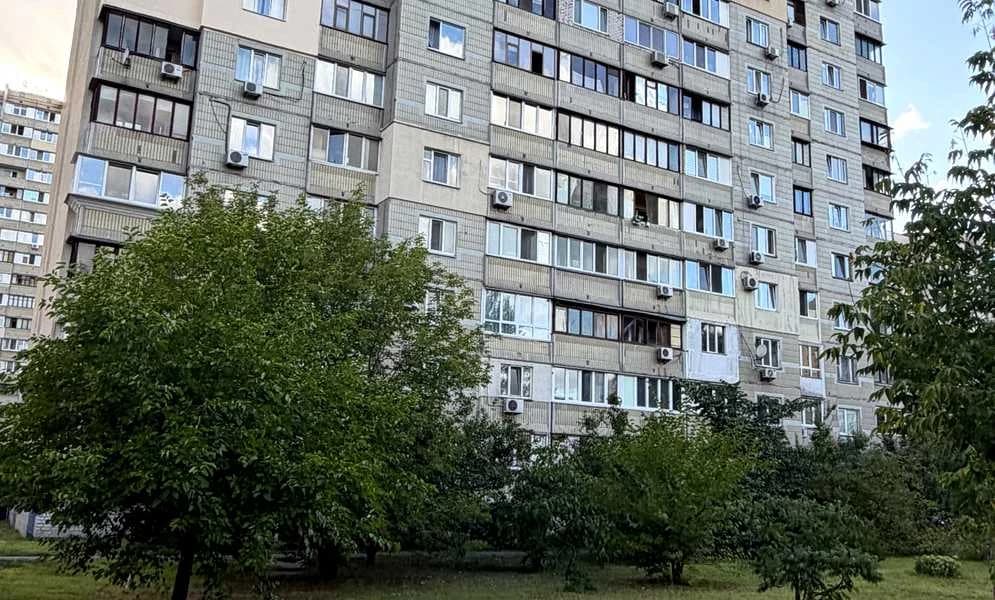 1-кімнатна квартира, Дарницький: біля метро Позняки, паркінг у дворі