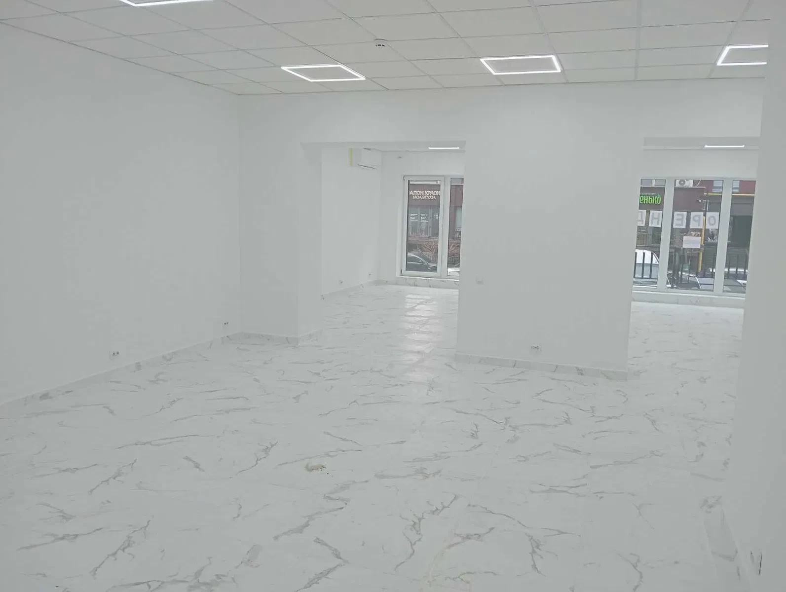 Магазин у ЖК Княгинин 44: фасадне, два входи, панорамні вікна - фото 4