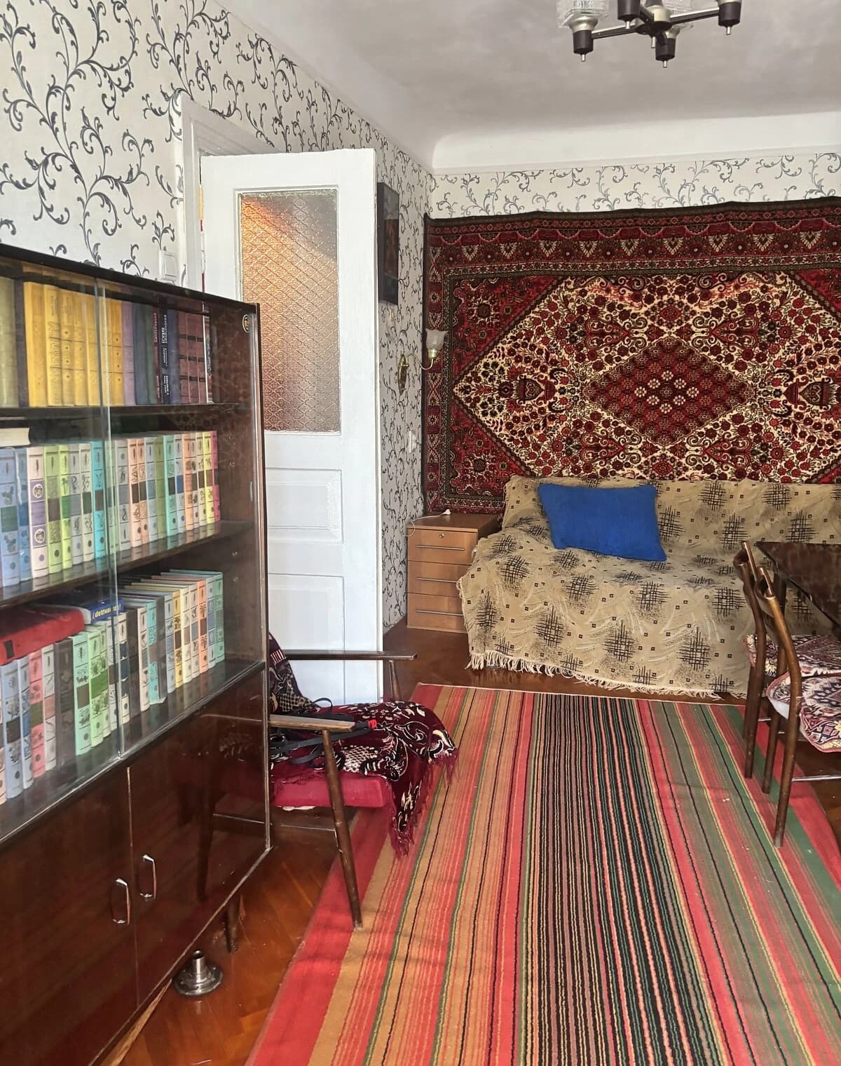 2-кімнатна квартира, Центр: косметичний ремонт, цегляні стіни - фото 2