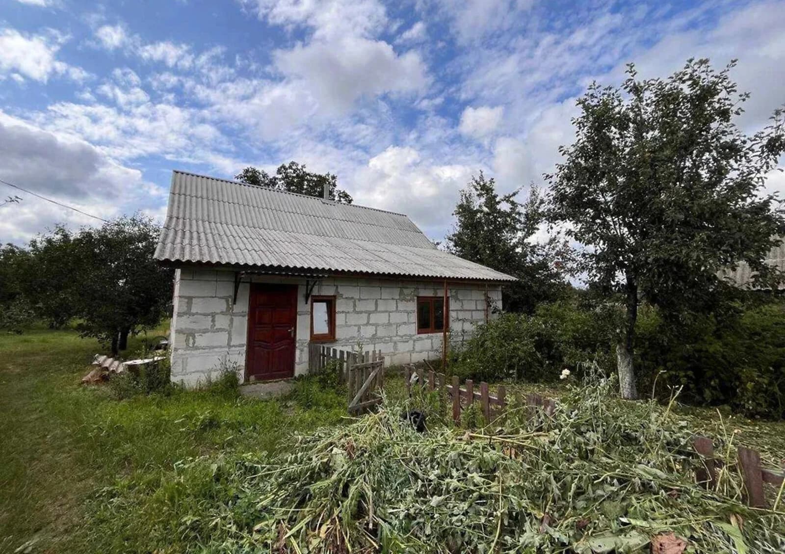 Будинок, Ярославка: гараж, цегляні стіни, камін