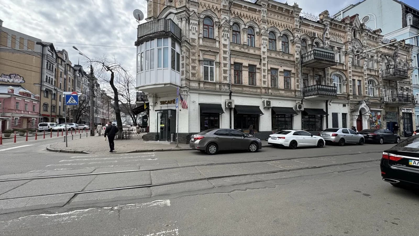 Магазин, Подільський: фасад на дві сторони, метро «Контрактова Площа» 160 м