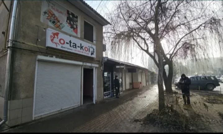 Приміщення, Чернівці: фасадне, 15 кВт власного світла, парковка - фото 1