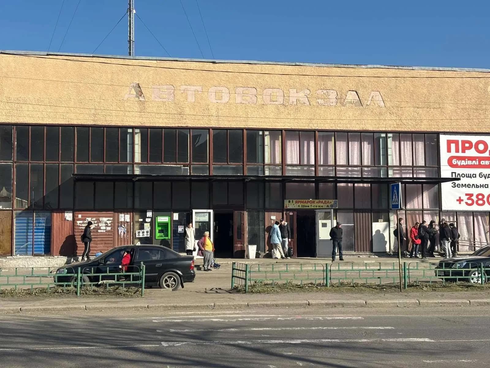 Нежитлова будівля, Первомайськ: автостанція, міський ринок поруч
