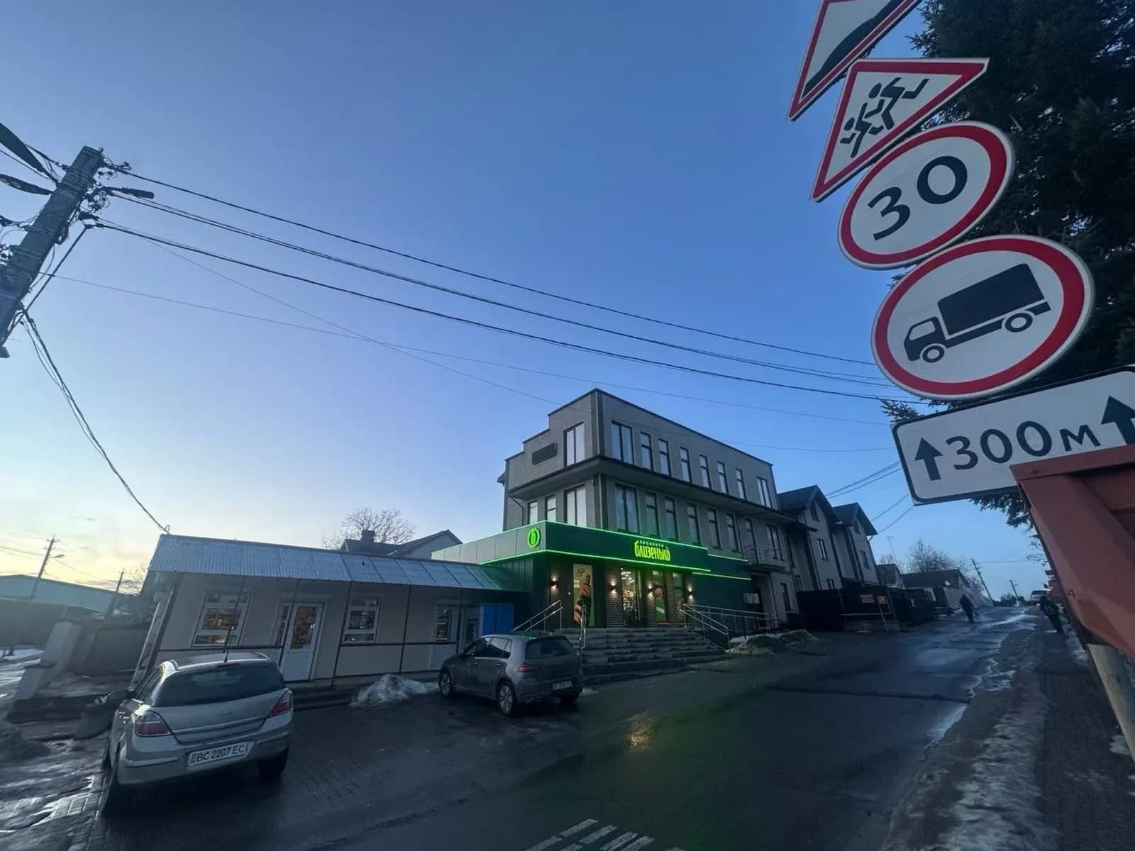 Магазин, Рясне-Руське: окрема будівля, 25 кВт, видно з траси - фото 1