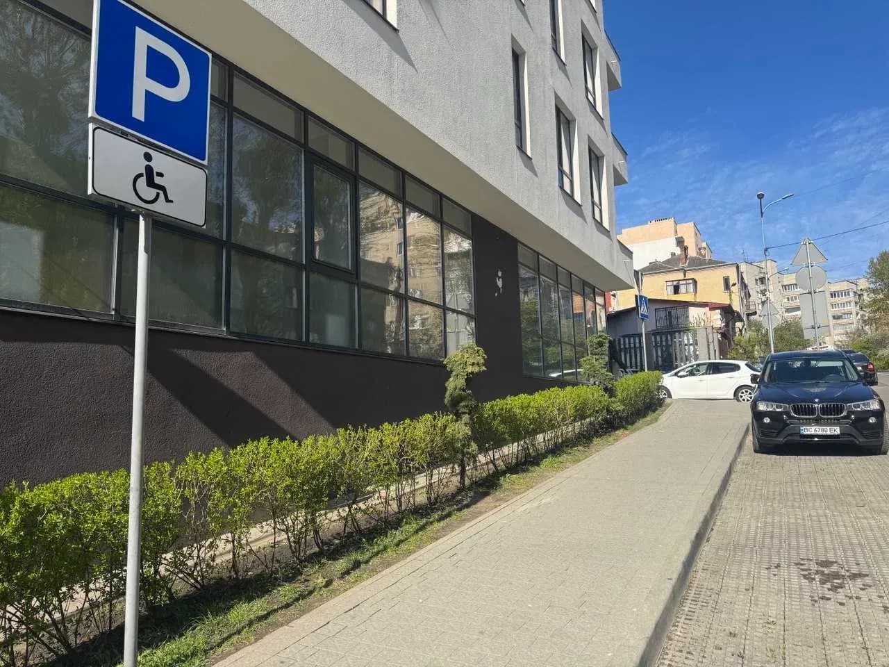 Офіс у ЖК Семицвіт: фасадне, з ремонтом, меблями та технікою - фото 4