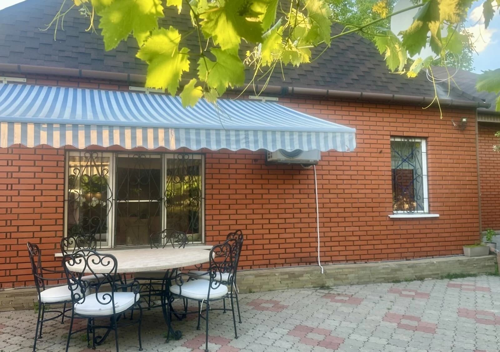 Будинок, Комунарський: дизайнерське оформлення, гараж, тераса - фото 1