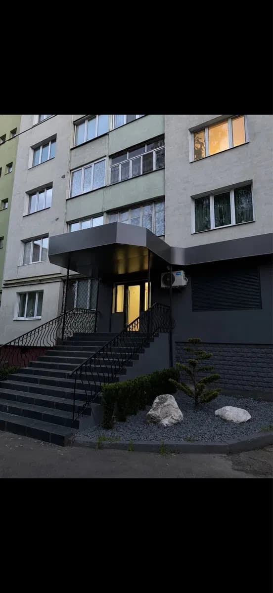Магазин, Рівне: фасадне приміщення, дизайнерський ремонт, нове обладнання